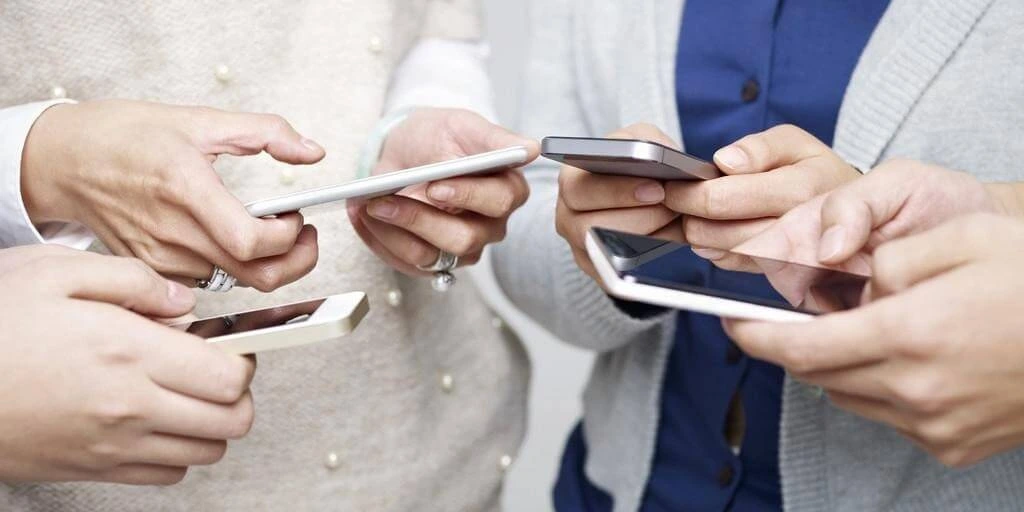 people using phones after seeing app install campaigns